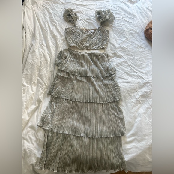 Revolve Saylor Gianna Set in Platinum - Picture 5 of 6